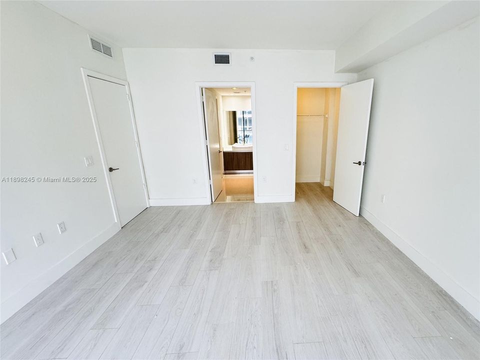 For Sale: $375,000 (1 beds, 1 baths, 714 Square Feet)