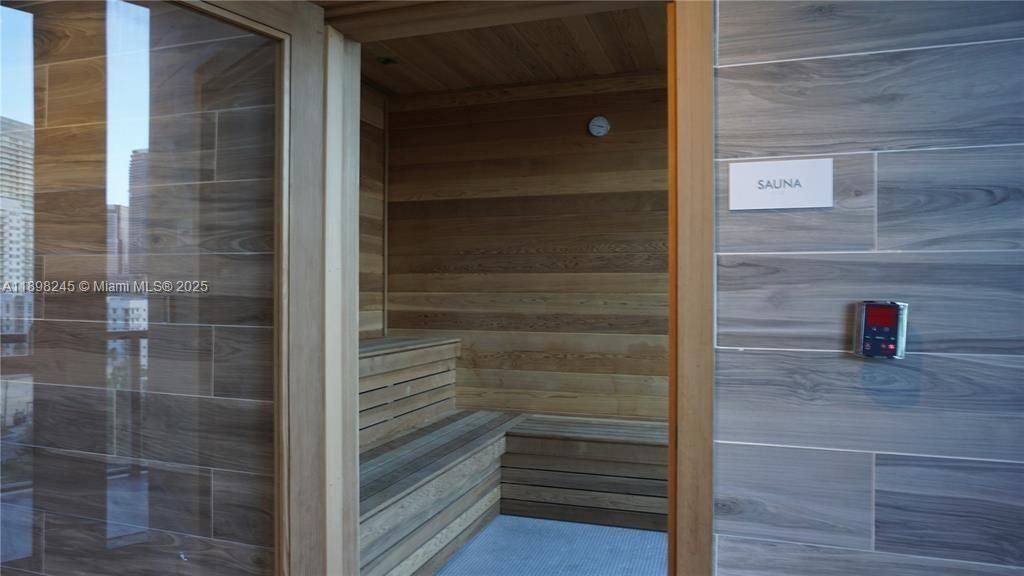 For Sale: $375,000 (1 beds, 1 baths, 714 Square Feet)