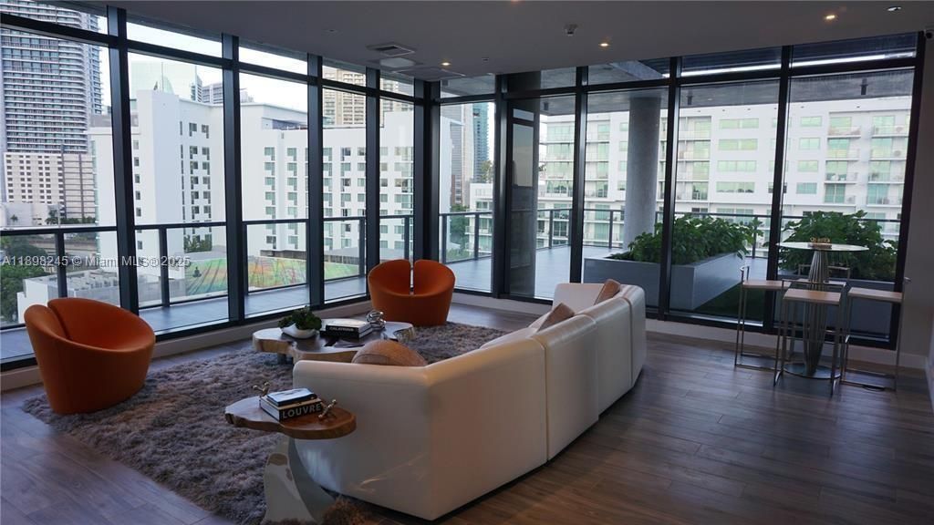 For Sale: $375,000 (1 beds, 1 baths, 714 Square Feet)