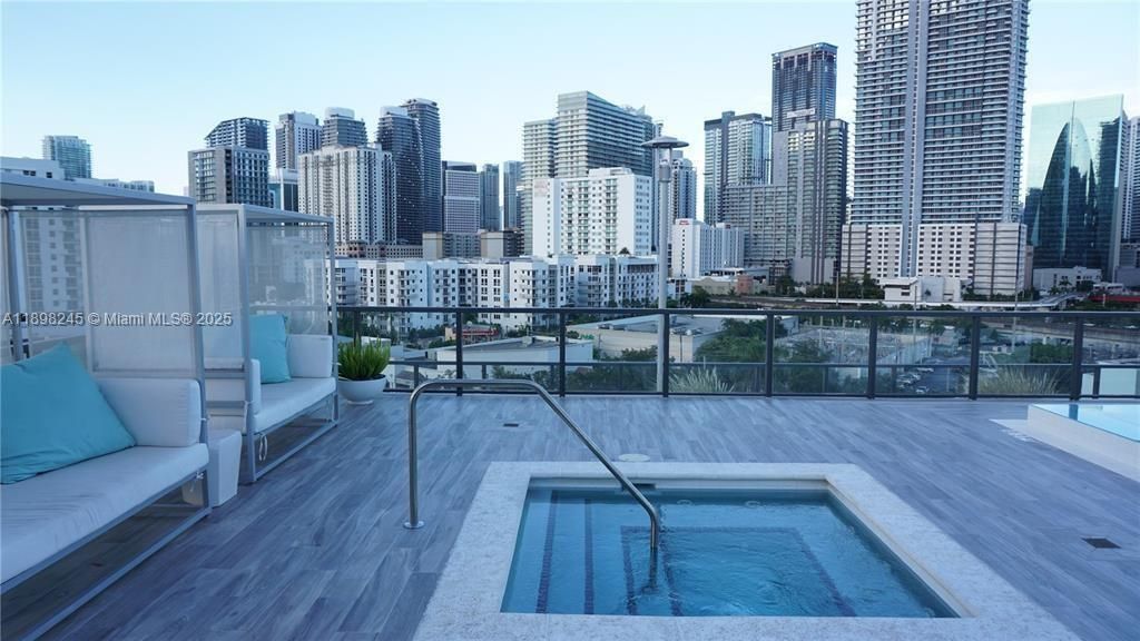 For Sale: $375,000 (1 beds, 1 baths, 714 Square Feet)