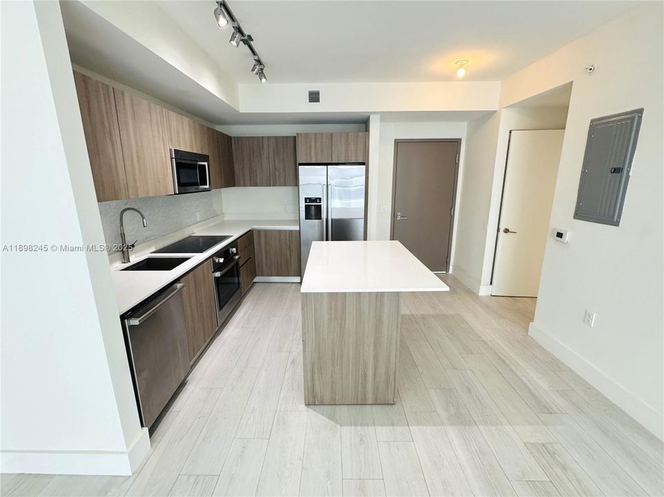 For Sale: $375,000 (1 beds, 1 baths, 714 Square Feet)