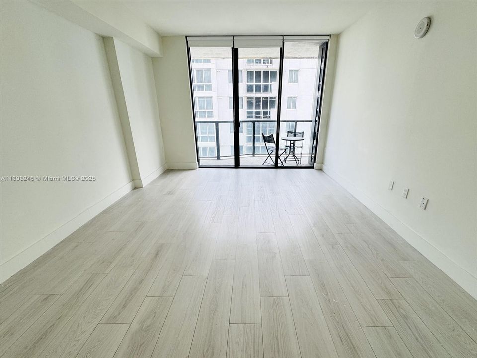 For Sale: $375,000 (1 beds, 1 baths, 714 Square Feet)