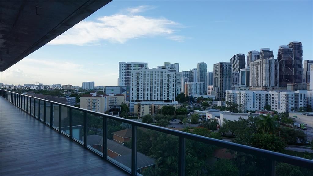 For Sale: $375,000 (1 beds, 1 baths, 714 Square Feet)