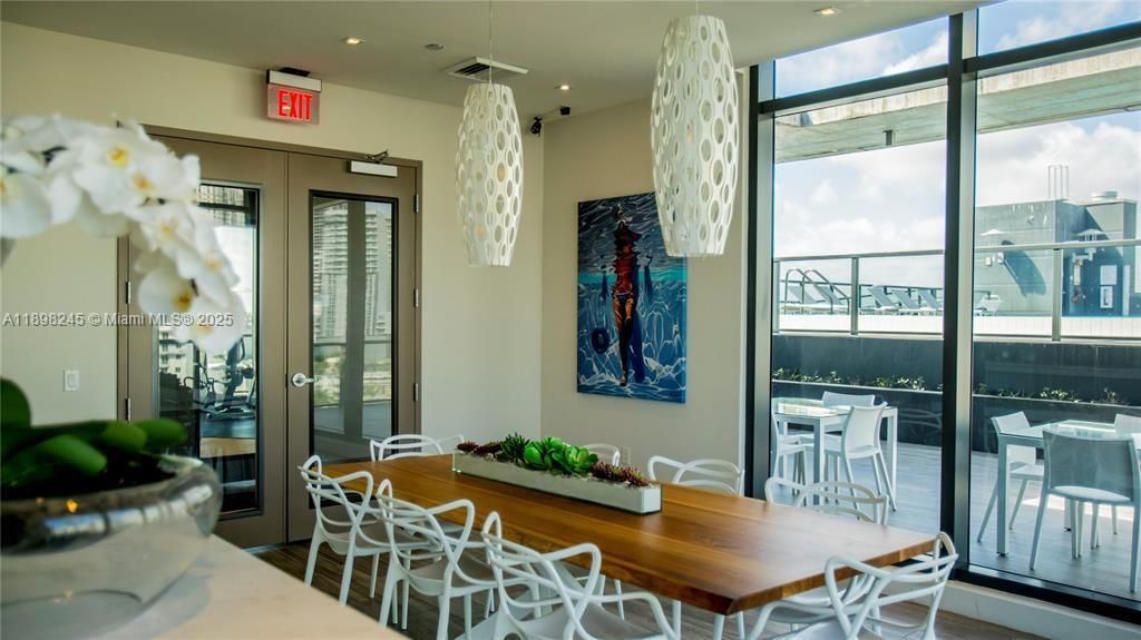 For Sale: $375,000 (1 beds, 1 baths, 714 Square Feet)