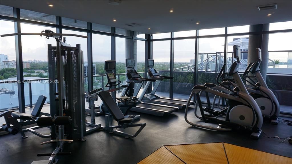 For Sale: $375,000 (1 beds, 1 baths, 714 Square Feet)