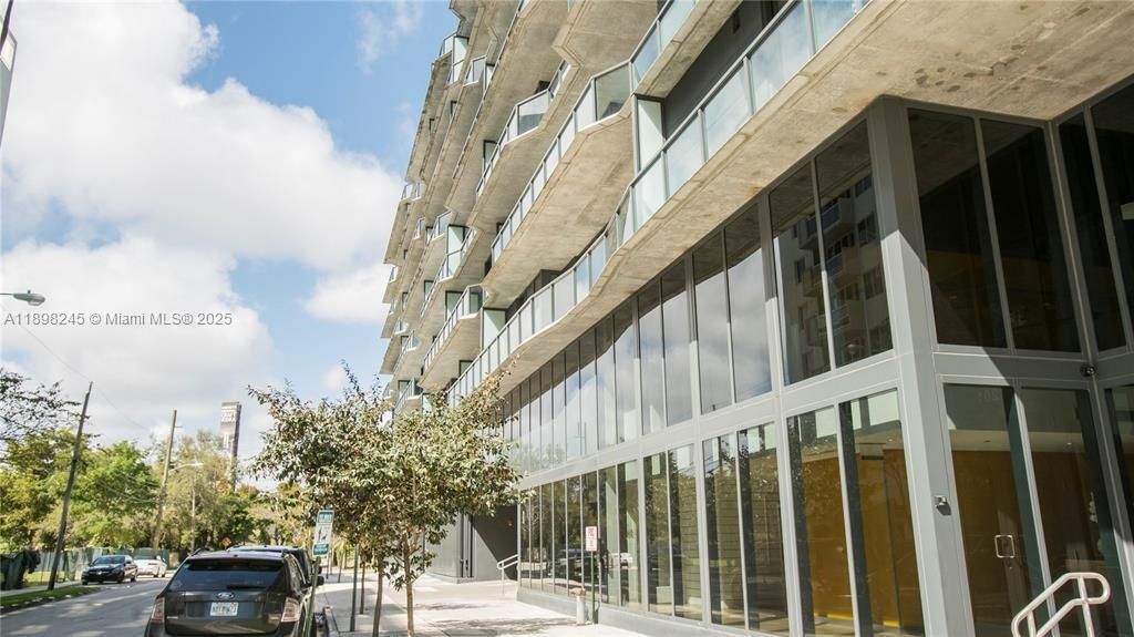 For Sale: $375,000 (1 beds, 1 baths, 714 Square Feet)