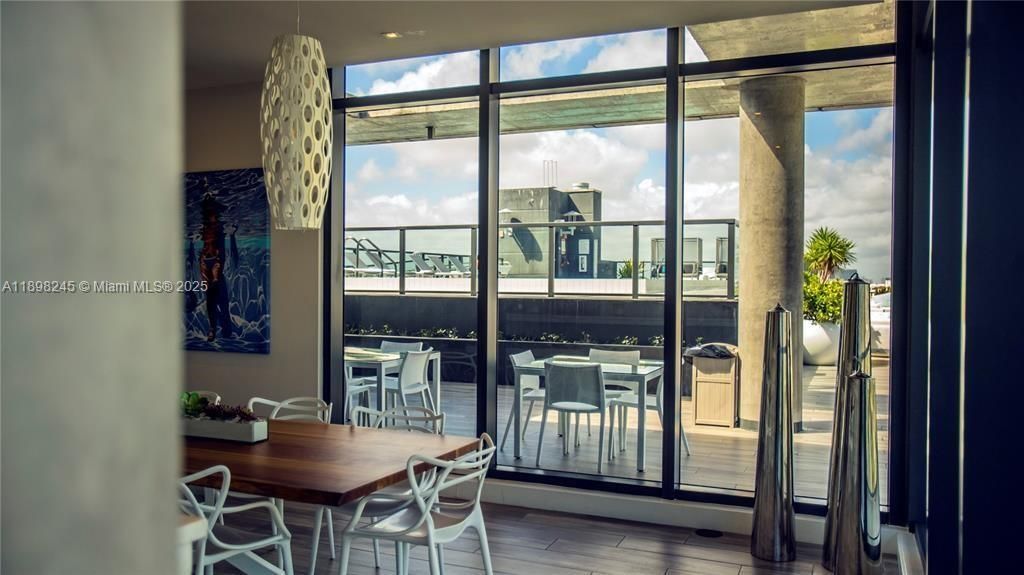 For Sale: $375,000 (1 beds, 1 baths, 714 Square Feet)