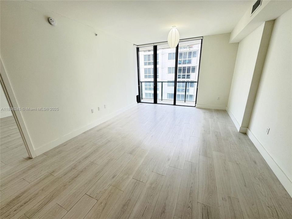 For Sale: $375,000 (1 beds, 1 baths, 714 Square Feet)