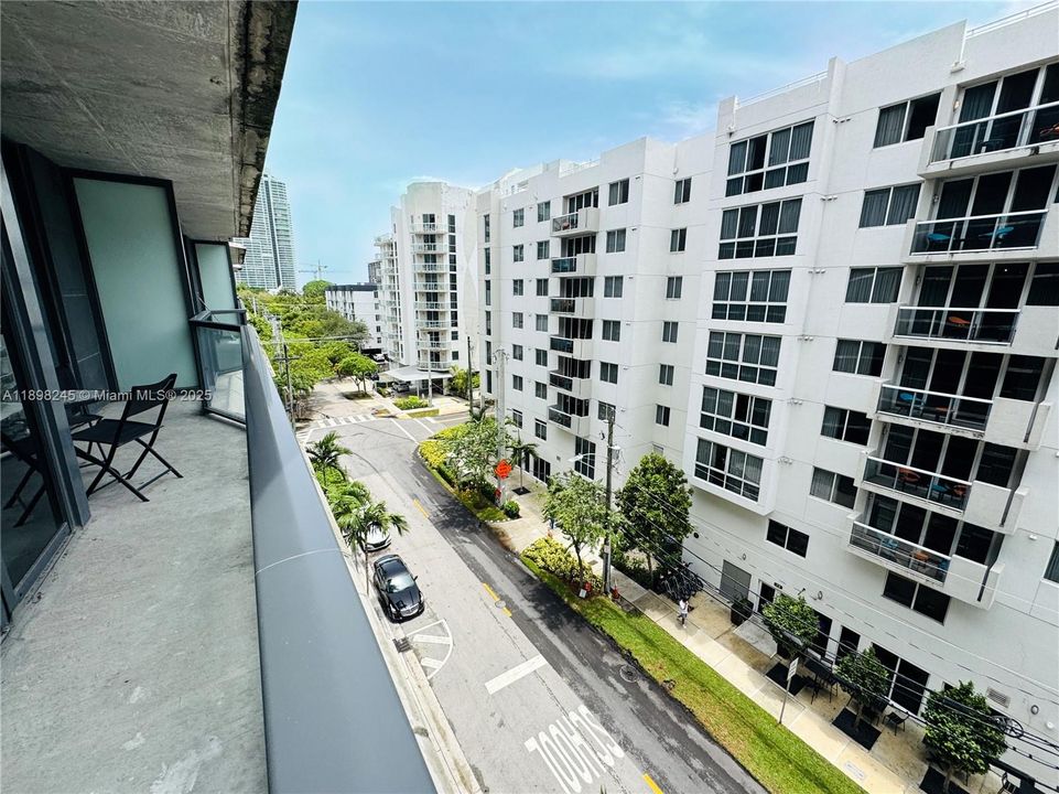 For Sale: $375,000 (1 beds, 1 baths, 714 Square Feet)