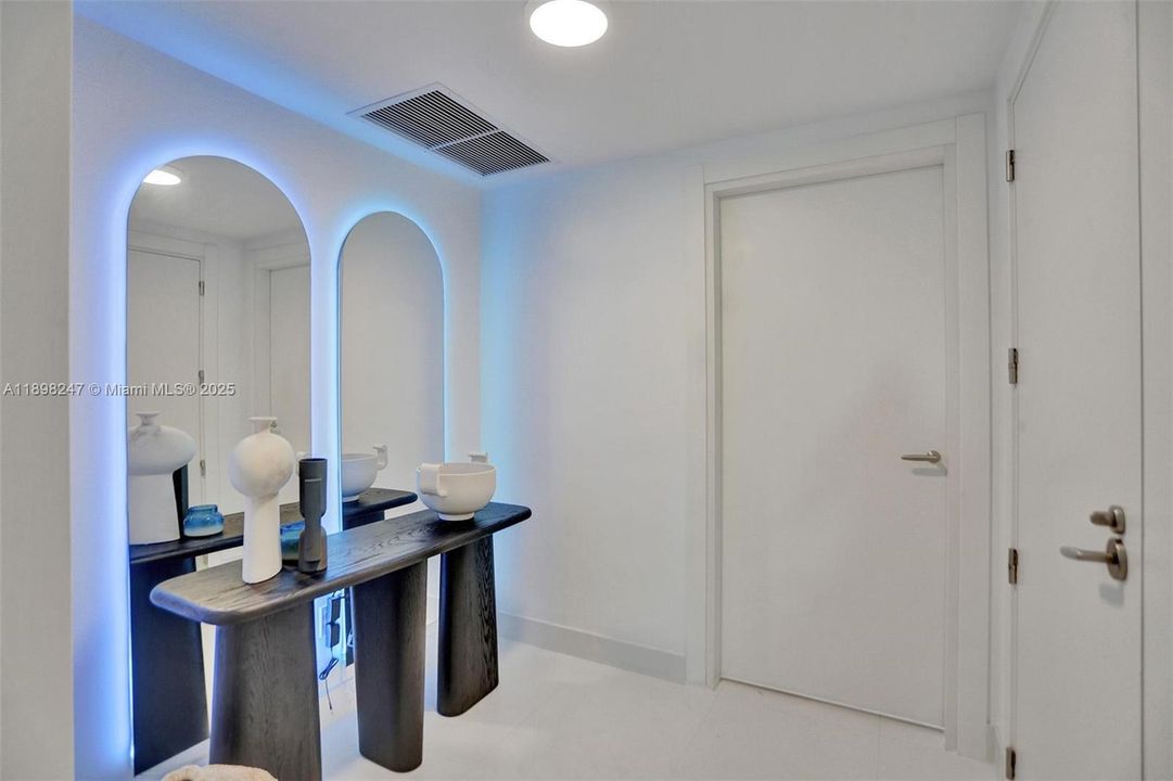 待售: $2,550,000 (2 贝兹, 2 浴室, 1756 平方英尺)