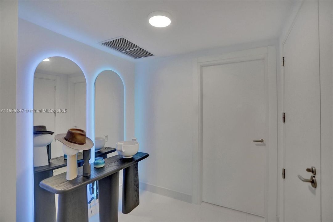 待售: $2,550,000 (2 贝兹, 2 浴室, 1756 平方英尺)