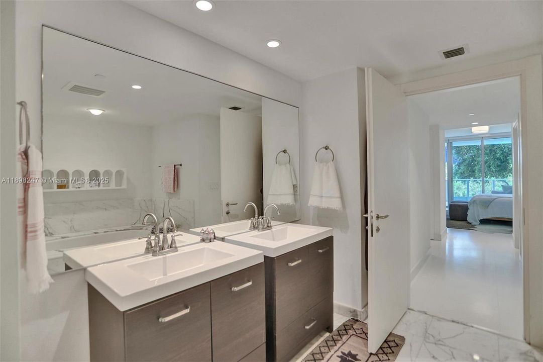 待售: $2,550,000 (2 贝兹, 2 浴室, 1756 平方英尺)