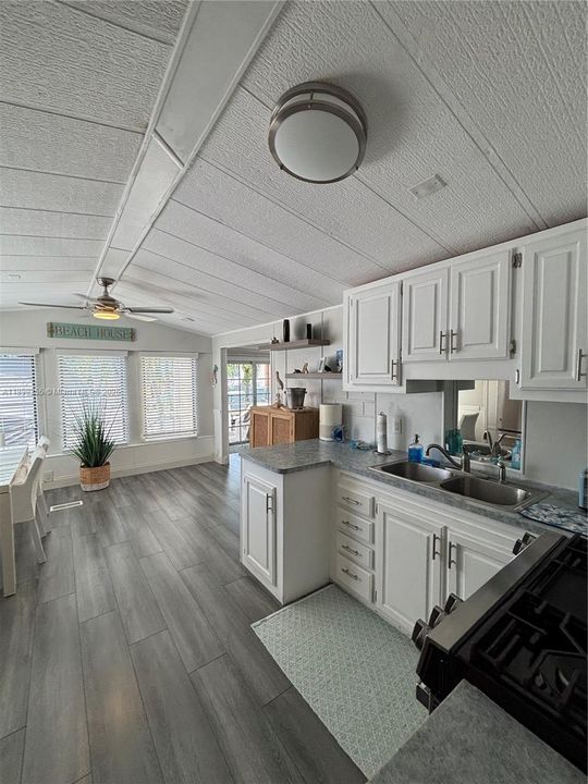 For Rent: $3,000 (2 beds, 2 baths, 816 Square Feet)