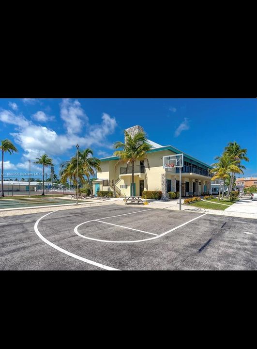 For Rent: $3,000 (2 beds, 2 baths, 816 Square Feet)