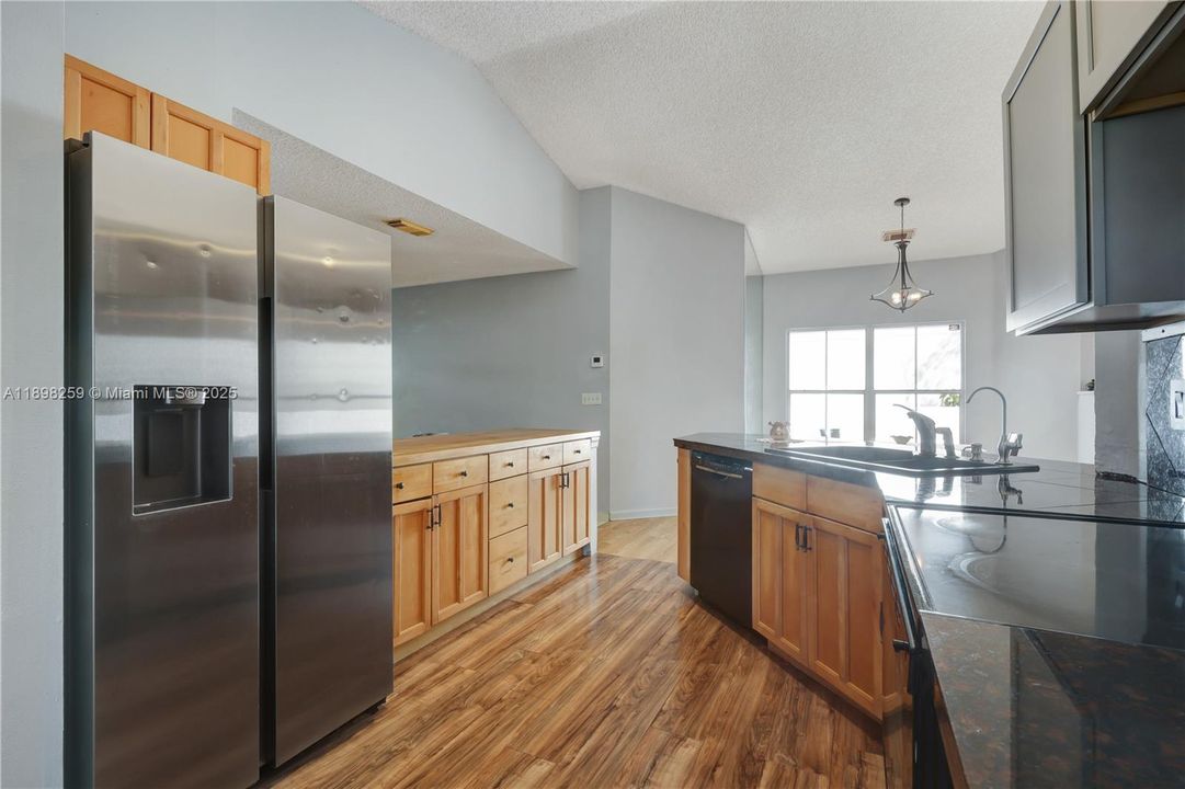 Active With Contract: $490,000 (3 beds, 2 baths, 1640 Square Feet)
