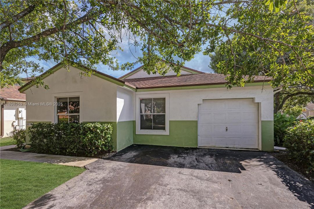 Active With Contract: $490,000 (3 beds, 2 baths, 1640 Square Feet)