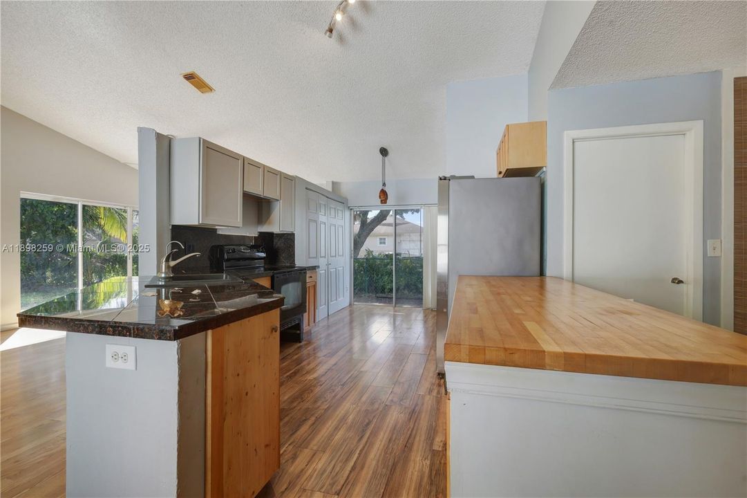 Active With Contract: $490,000 (3 beds, 2 baths, 1640 Square Feet)