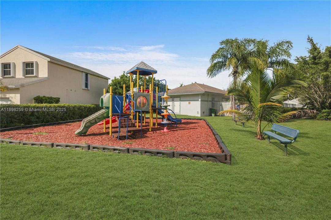 Active With Contract: $490,000 (3 beds, 2 baths, 1640 Square Feet)