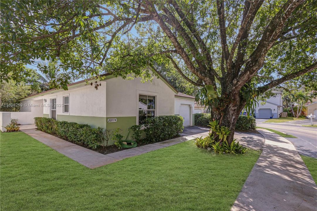 Active With Contract: $490,000 (3 beds, 2 baths, 1640 Square Feet)