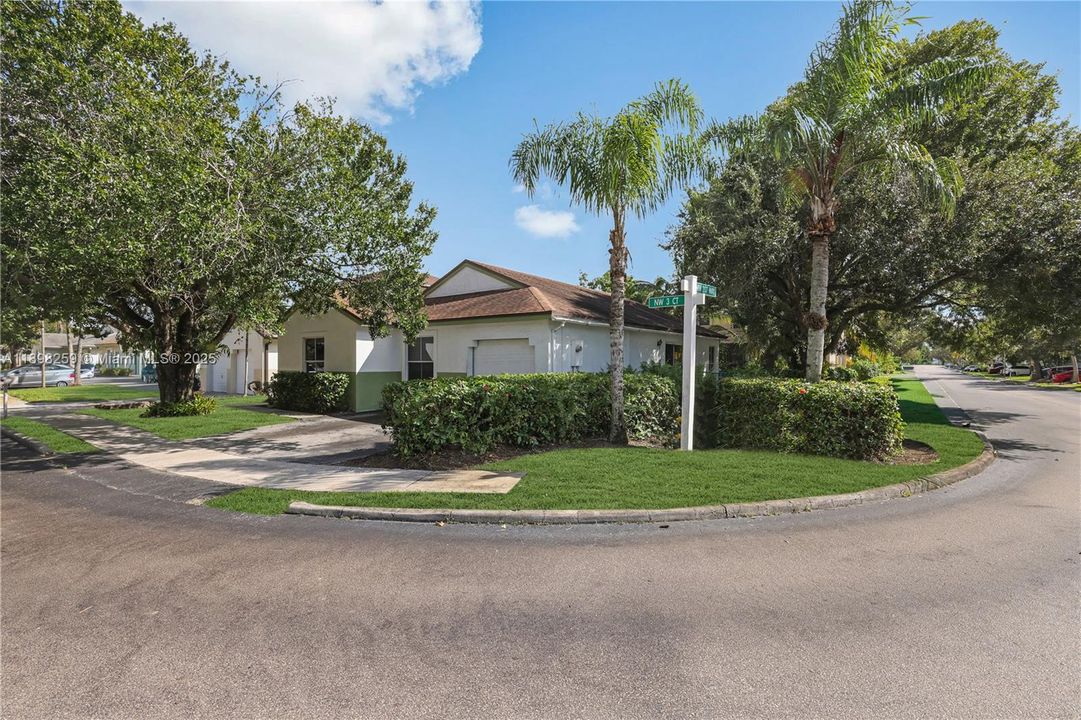 Active With Contract: $490,000 (3 beds, 2 baths, 1640 Square Feet)