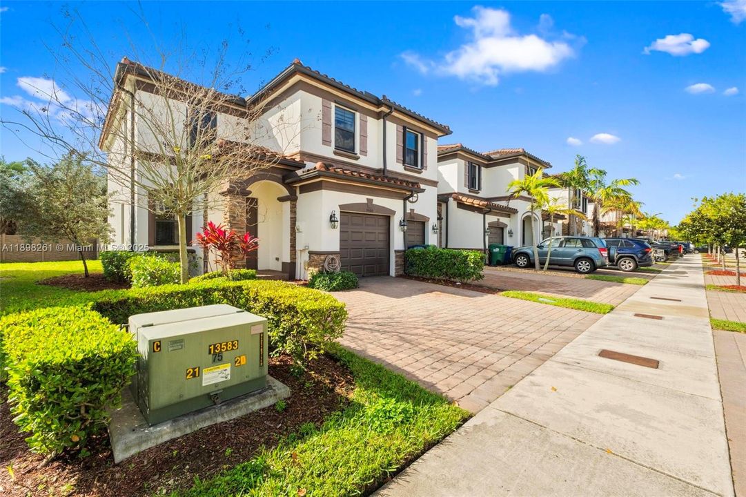 Active With Contract: $3,200 (3 beds, 2 baths, 1707 Square Feet)