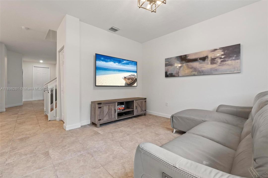 Active With Contract: $3,200 (3 beds, 2 baths, 1707 Square Feet)