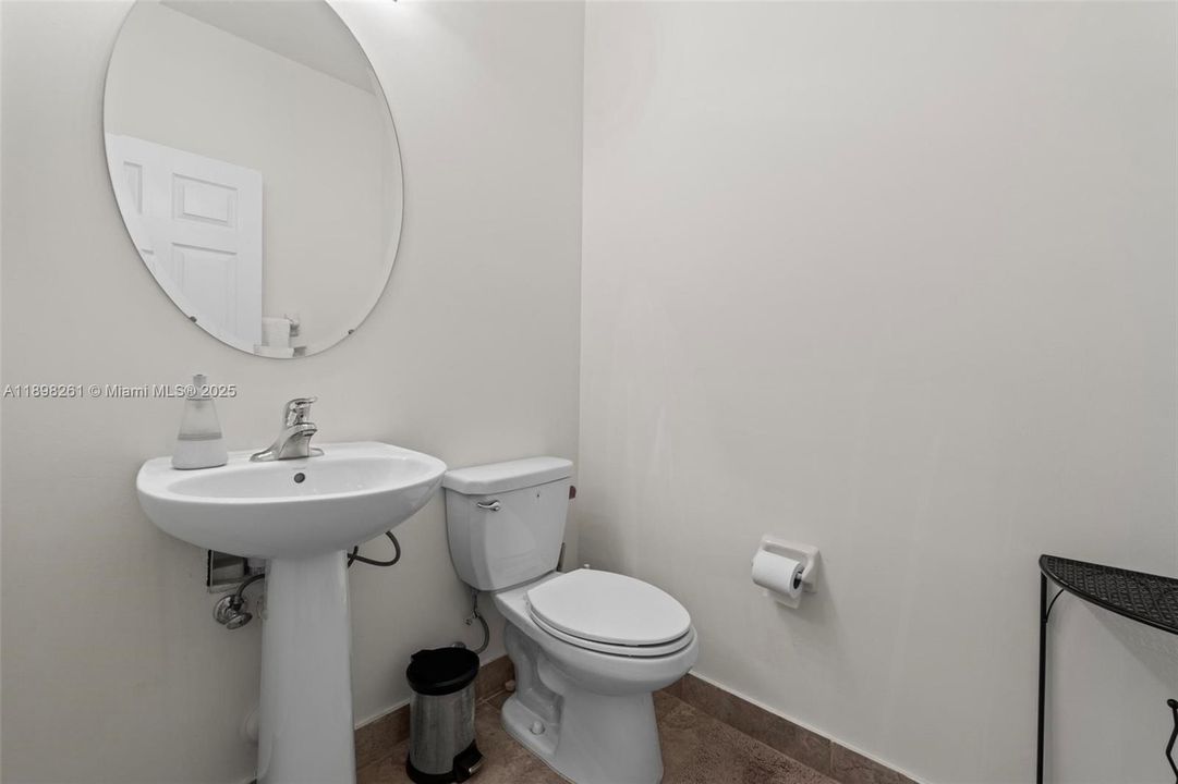 Active With Contract: $3,200 (3 beds, 2 baths, 1707 Square Feet)