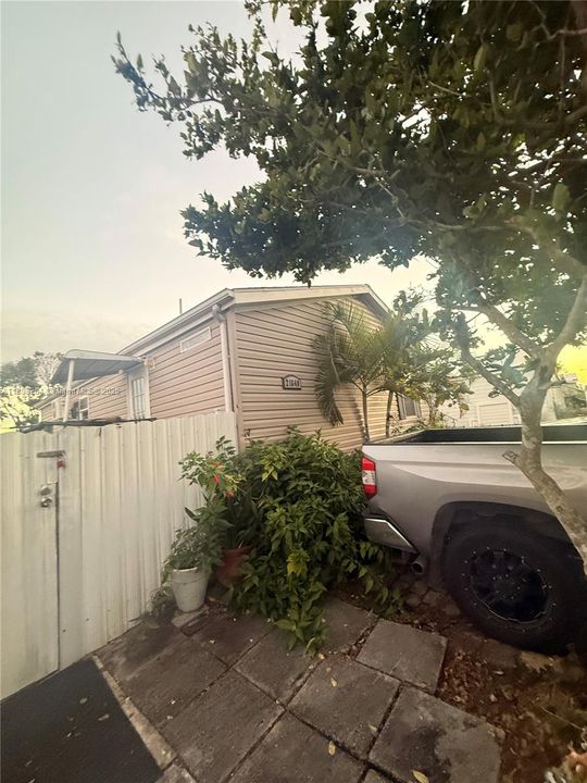 For Sale: $305,000 (3 beds, 2 baths, 837 Square Feet)