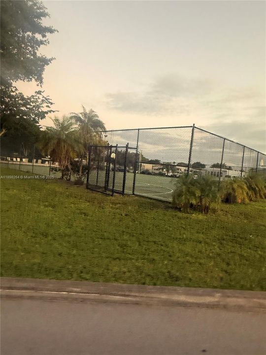 For Sale: $305,000 (3 beds, 2 baths, 837 Square Feet)