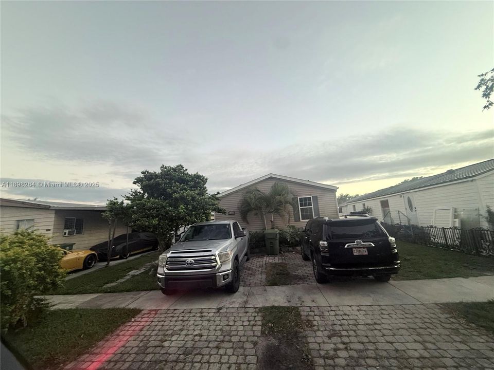 For Sale: $305,000 (3 beds, 2 baths, 837 Square Feet)