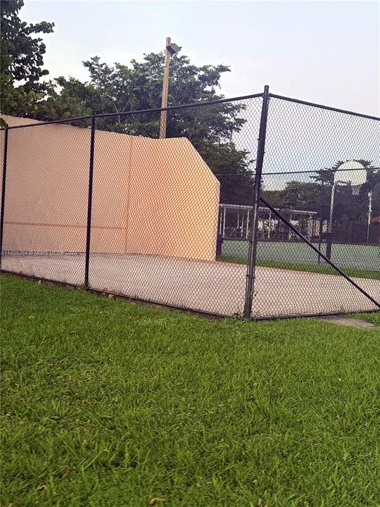 For Sale: $305,000 (3 beds, 2 baths, 837 Square Feet)