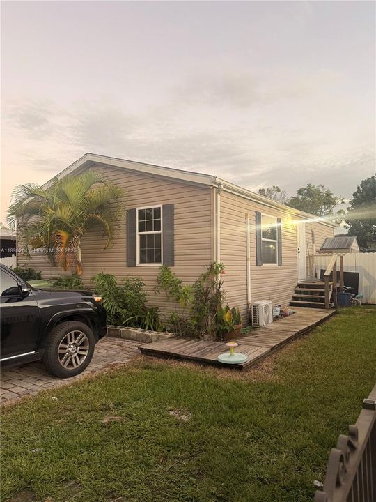 For Sale: $305,000 (3 beds, 2 baths, 837 Square Feet)