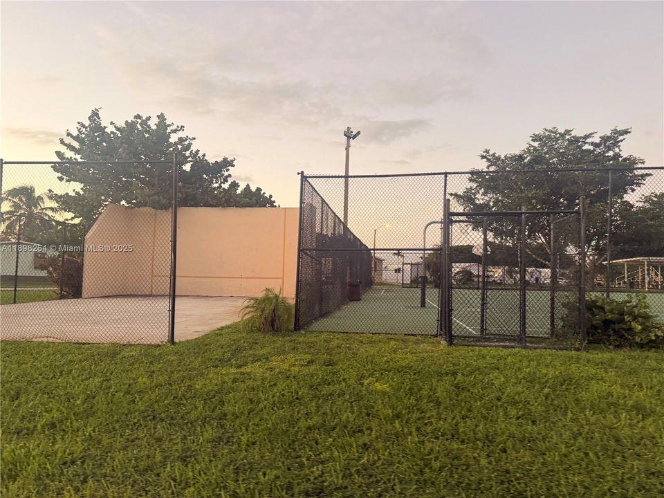 For Sale: $305,000 (3 beds, 2 baths, 837 Square Feet)