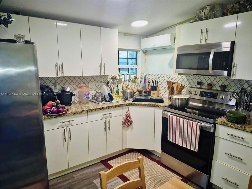 For Sale: $305,000 (3 beds, 2 baths, 837 Square Feet)