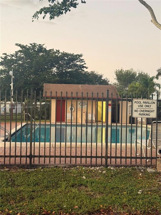 For Sale: $305,000 (3 beds, 2 baths, 837 Square Feet)