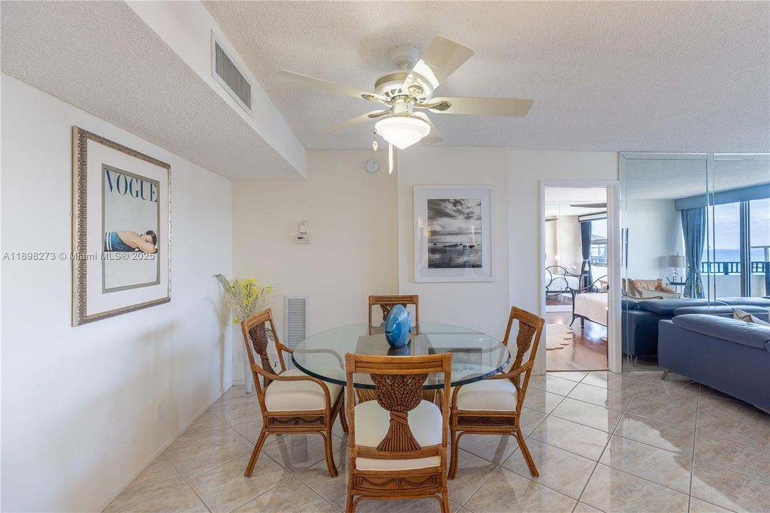 出租: $3,990 (2 贝兹, 2 浴室, 1050 平方英尺)