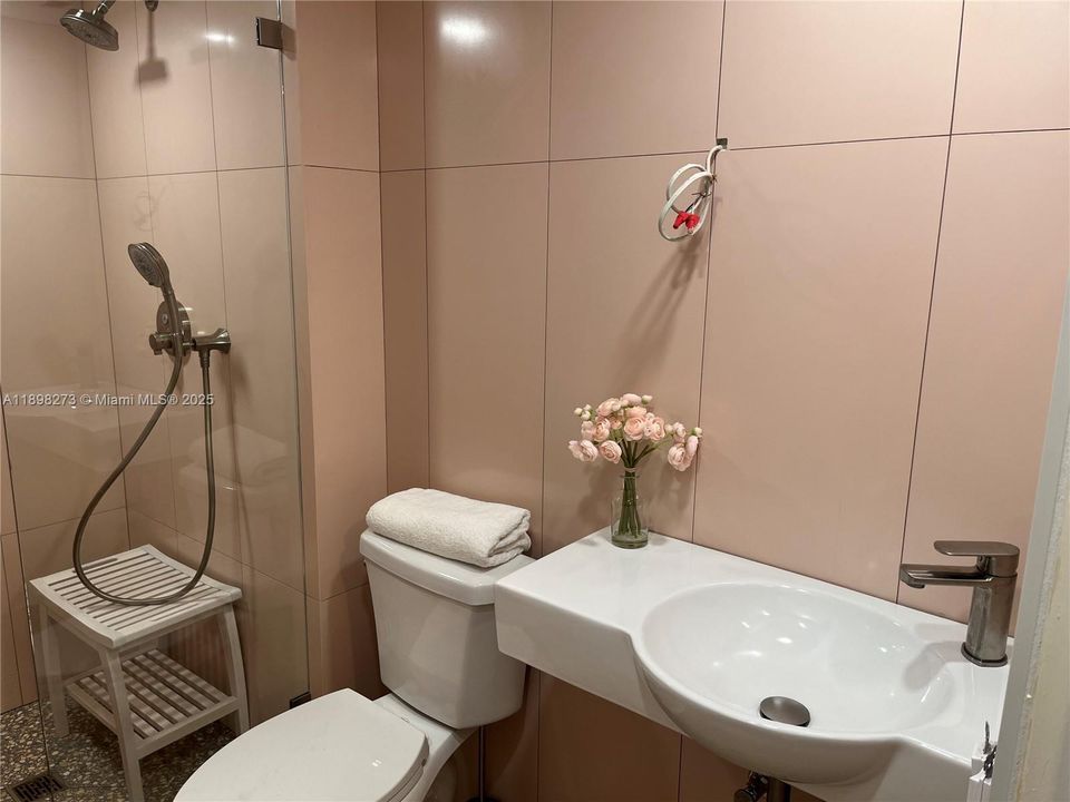 出租: $3,990 (2 贝兹, 2 浴室, 1050 平方英尺)