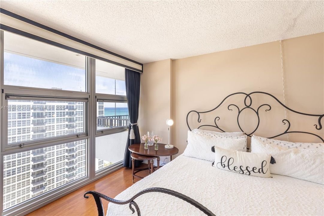 出租: $3,990 (2 贝兹, 2 浴室, 1050 平方英尺)