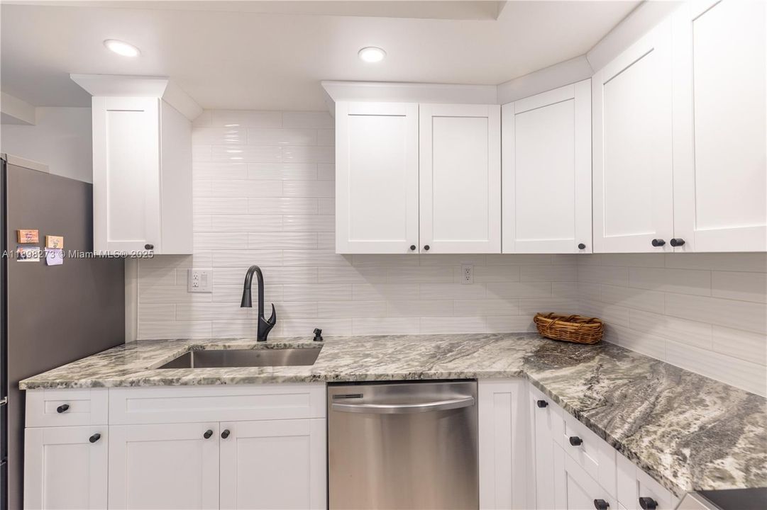 出租: $3,990 (2 贝兹, 2 浴室, 1050 平方英尺)