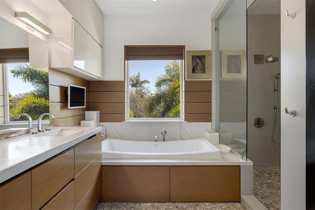 For Rent: $32,900 (5 beds, 6 baths, 4386 Square Feet)