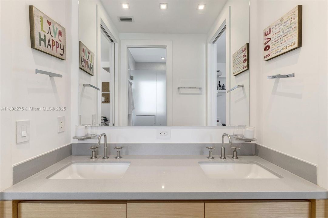 For Rent: $32,900 (5 beds, 6 baths, 4386 Square Feet)