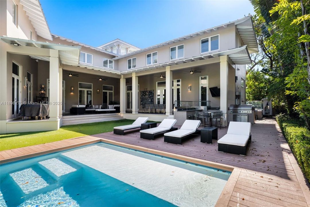 For Rent: $32,900 (5 beds, 6 baths, 4386 Square Feet)