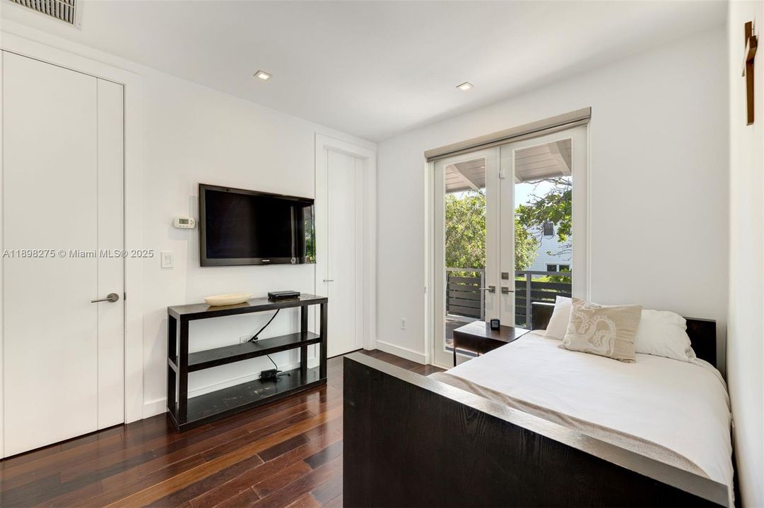 For Rent: $32,900 (5 beds, 6 baths, 4386 Square Feet)