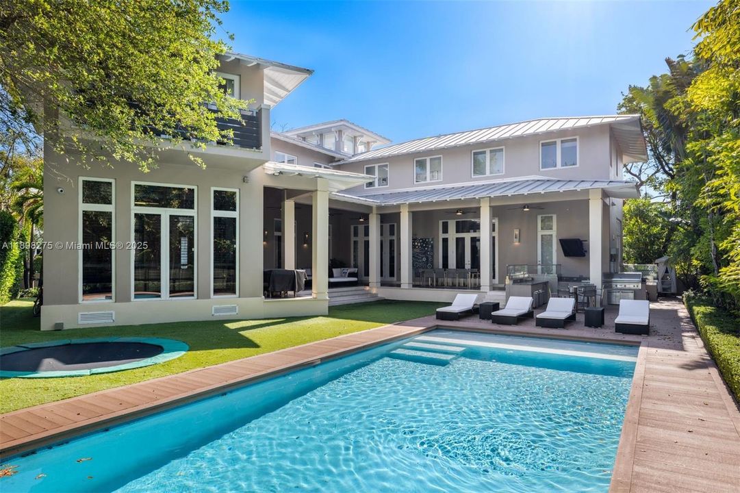 For Rent: $32,900 (5 beds, 6 baths, 4386 Square Feet)