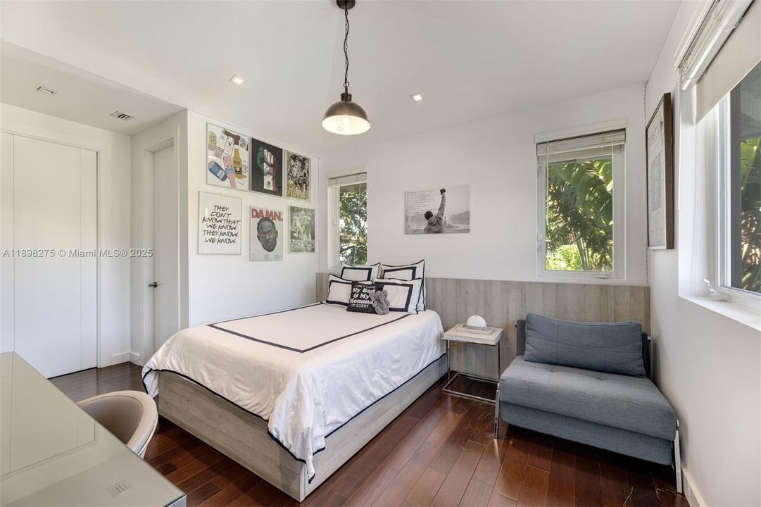 For Rent: $32,900 (5 beds, 6 baths, 4386 Square Feet)