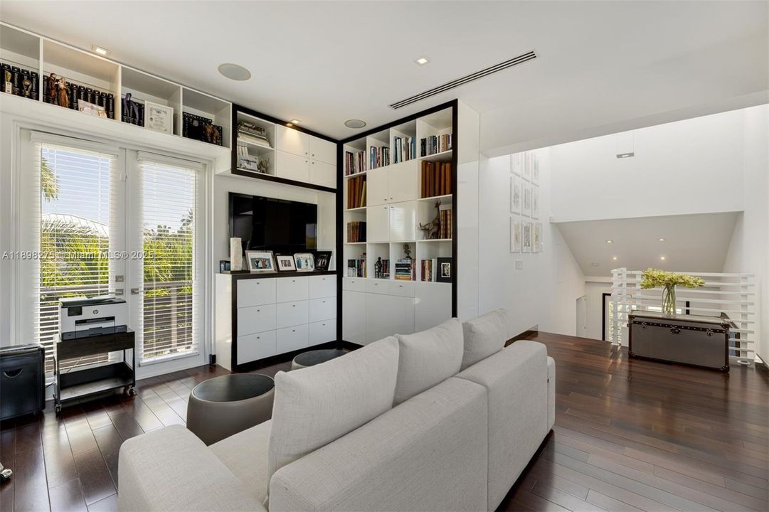 For Rent: $32,900 (5 beds, 6 baths, 4386 Square Feet)