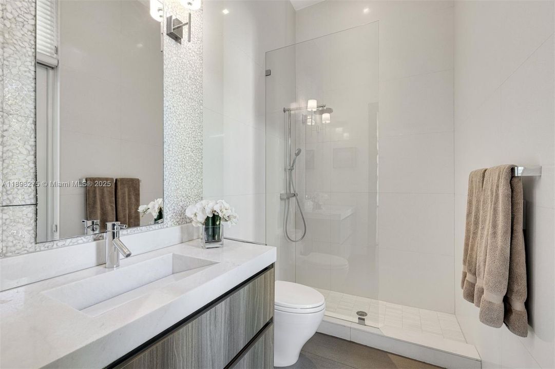 For Rent: $32,900 (5 beds, 6 baths, 4386 Square Feet)