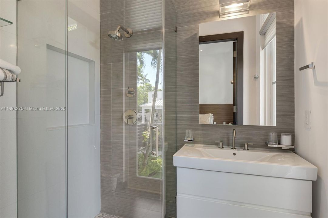 For Rent: $32,900 (5 beds, 6 baths, 4386 Square Feet)