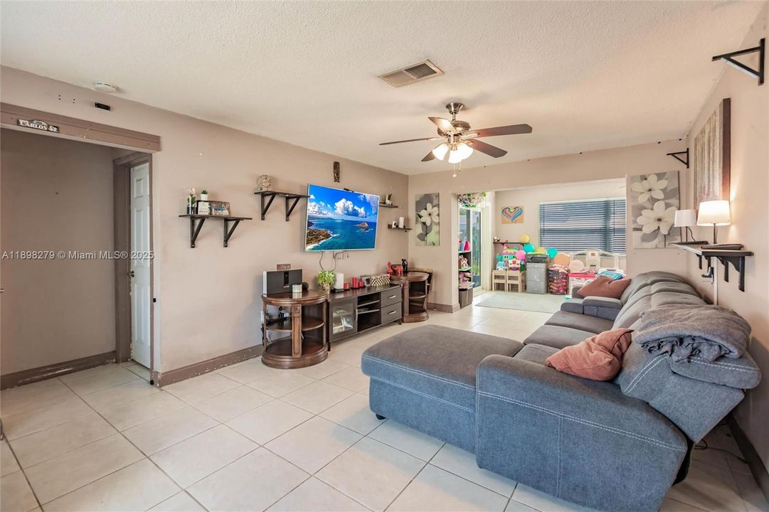 待售: $415,000 (2 贝兹, 2 浴室, 1257 平方英尺)