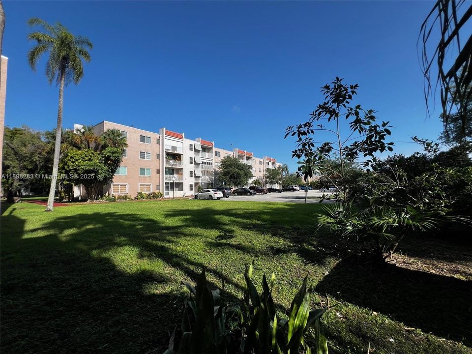 For Rent: $2,200 (2 beds, 2 baths, 1099 Square Feet)